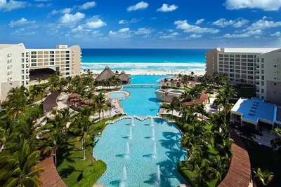 Image de Captivating resort near the Mayan ruins and located along the sand white beaches