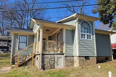 Image de Cozy center city Cottage, Walk to uptown and the football stadium!