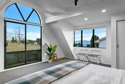 Image de Stunning Lake Views - Spa, Sauna + close to lake and town