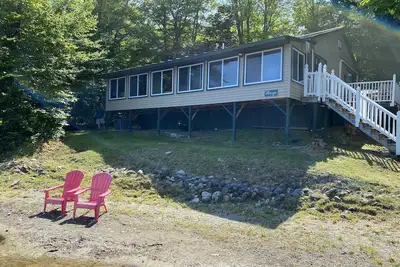Image de Cozy, Waters Edge on Springy Pond