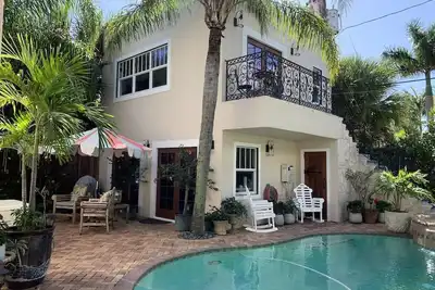 Image de tropical poolside cottage -minutes from beaches & downtown