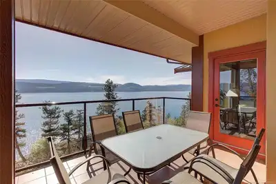 Image de Beautiful Top floor Lakeview Condo