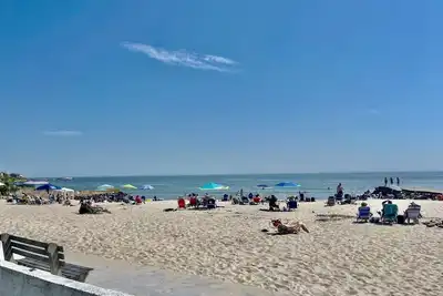 Image de Beach Ready 3-bdrm house, Short Walk to Private Beach and Park, Lots of Parking