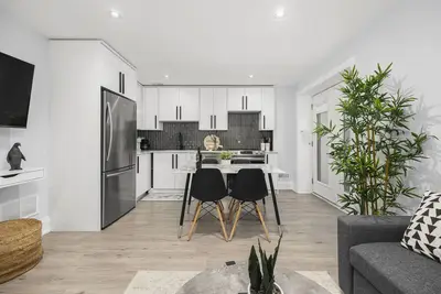 Image de ☆ Luxury Unit - Heated Floors, Workspace, Central Location & Free Parking ☆