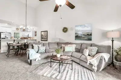 Image de Family Friendly Condo-Great location- Sleeps 8 with Bunkroom, Newly Remodeled, Elevator | #405