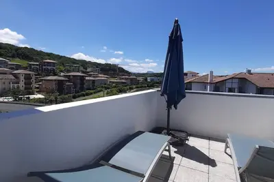 Image de Appartement duplex avec 2 chambres, Ă 5 minutes de la plage