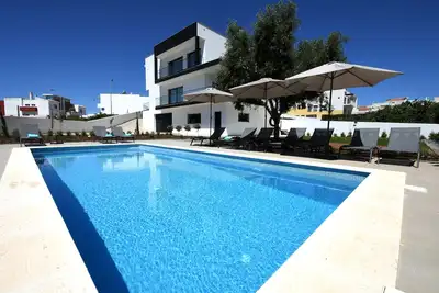 Image de Villa with modern architecture, 7 minutes from the beach.