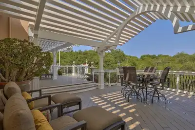 Image de Serene Setting, Centrally Located with Amazing Amenities