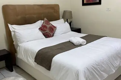 Image de South African home away from home - minutes away from beaches!