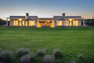 Image de Sophisticated Villa With Natural Interior Modern Design