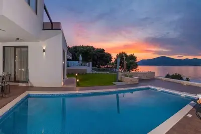 Image de Luxurious Villa With Modern Interior And Pool