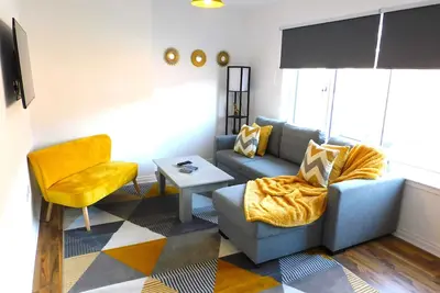 Image de Newly refurbished 2 bedroom apartment close to station and local amenities