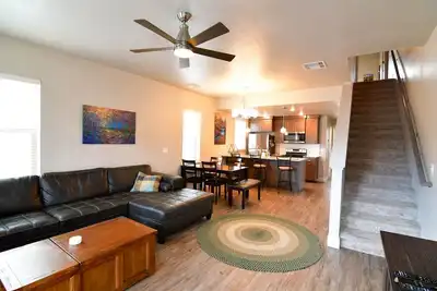 Image de Maple Leaf Retreat - 3 bd, 3 ba Townhome - Pet-friendly - Sleeps 8 - Garage - Wifi