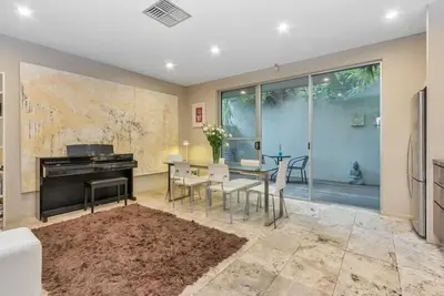 Image de 2 Br Townhouse + Parking In Central Adelaide