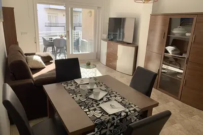 Image de Appartement à Roses - 50m Plage - Wifi Gratuit - Climatisation