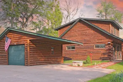 Image de Cabin Oasis on Lake Winnebago \"Minutes from Eaa\"