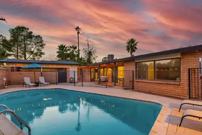 Image de ✰ New ✰ Sunset Flats - 4br, Pool, Bbq, Minutes to Ua