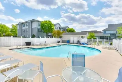 Image de 1st floor Coastal Oasis w Pool, Beach Chairs, & Linens near Lewes & Restaurants