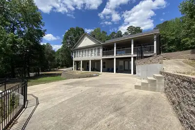 Image de Large House with Front Row View of the Cliffs
