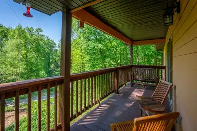 Image de 10 minutes to Casino with hot tub!