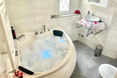 Image de Jacuzzi avec vue sur les Favelas - Votre refuge urbain exotique