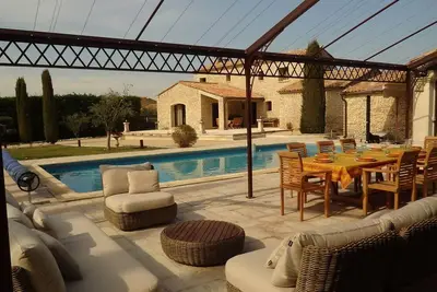Image de Luxury farmhouse in the Luberon with heated swimming pool and air-conditioned pool-house! !
