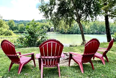 Image de Spring River Waterfront Cabin - Walking Distance to Downtown Hardy & Loberg Park