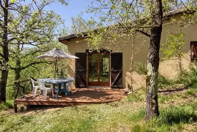 Image de Maison de vacances avec piscine, située au calme