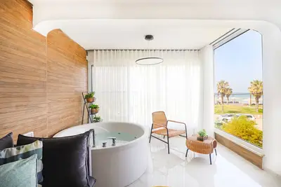 Image de Oceanfront Beach House W Jacuzzi ג׳קוזי על הים