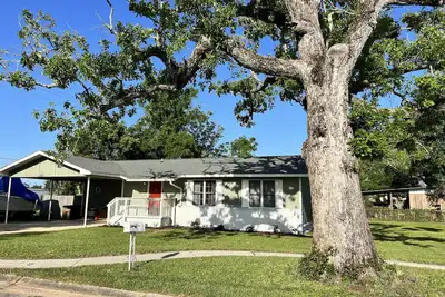 Image de Quaint Bay Cottage close to Downtown and Nas!