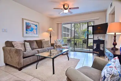Image de Spacious 1 Br/1 Bath, Renovated Ground Floor Unit, 0. 3 mile to Siesta Beach.