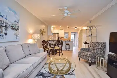 Image de Renovated 2br/2 Bath, ground floor, washer/dryer. 0. 3 Mile Walk to Siesta Beach.