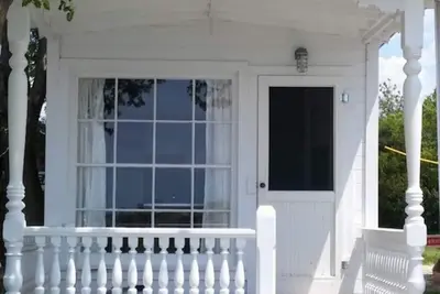 Image de Waterfront, cozy, clean one bedroom, newly renovated cottage