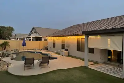 Image de Great home in fantastic location! Close to everything! Heated pool!