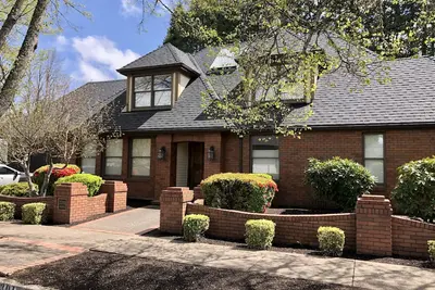 Image de Classy 5 bedrooms -sleeps 10- walk to Autzen, Uo, Hayward