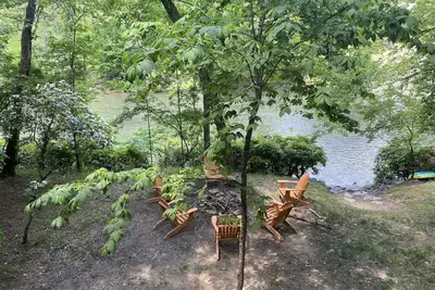 Image de Riverfront 3 bedroom 3 bath cabin, soothing rapids, on tubing path, river entry