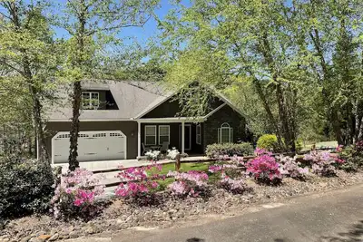 Image de Peaceful Mountain Home: backs to a private fishing pond on two acres