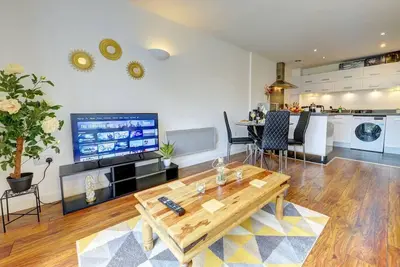 Image de CityCentre - 2Br - Free Parking - WiFi - 2Baths