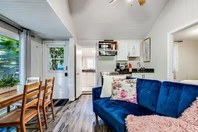 Image de Renovated Muskoka cottage right on lake - Breeze