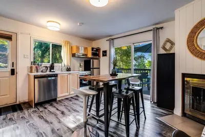 Image de Cozy luxury Muskoka cottage on lakefront - Pinecone