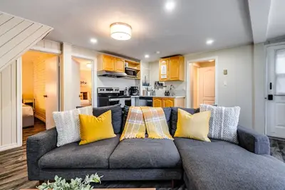 Image de Muskoka cottage on stunning lakefront - Windermere