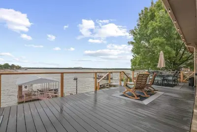 Image de Waterfront Luxury Getaway for Gatherings - 180 Degree Views, Large Deck & Dock