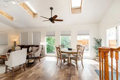 Image de Refreshed downtown home. Easy walk to Main St!
