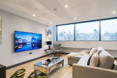 Image de Luxury 2 Bed Duplex Apt w/Balcony, Gym & Parking