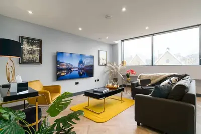 Image de Luxe 2 Bed Duplex Apt w/Balcony, 3 Bathrooms, Free Parking