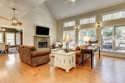 Image de Denny's Caribou Lodge - Bright, luxurious space with fireplace, deck, and Big Canoe amenities!