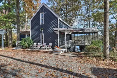 Image de 'The Chalet on Sinclair' w/ Private Dock & Kayaks!