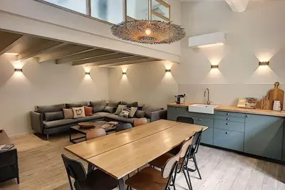 Image de Maison de luxe climatisée avec 4 chambres et patio
