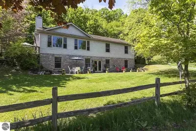 Image de Relaxed hillside home, minutes from Traverse City