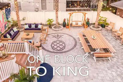 Image de Charming Secluded Courtyard - 1 Block to King St!